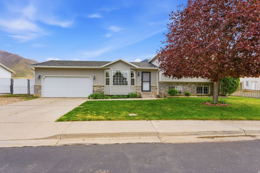 Photo of 1649 S SPANISH RIDGE DR E, Spanish Fork, UT 84660 (MLS # 2154320)