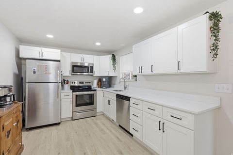 Tiny photo for 846 W 2600 N, Clinton, UT 84015 (MLS # 2137408)