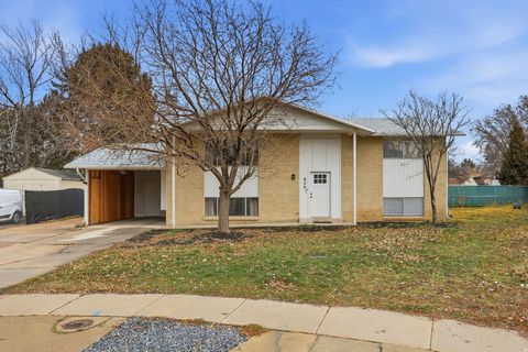 Tiny photo for 846 W 2600 N, Clinton, UT 84015 (MLS # 2137408)