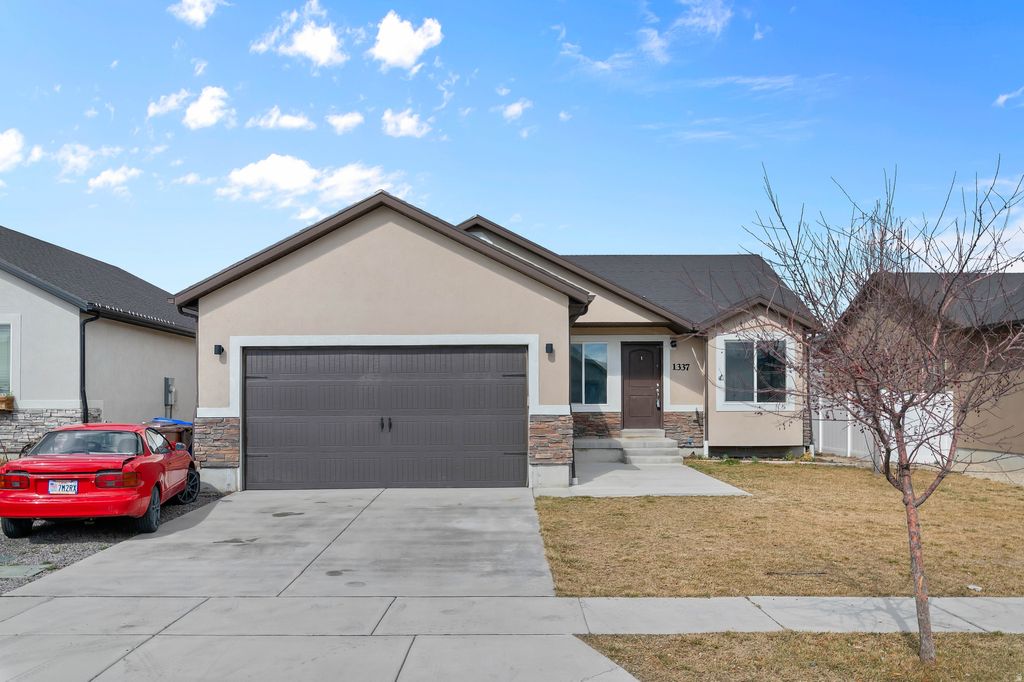 Photo of 1337 E SKIP ST, Eagle Mountain, UT 84005 (MLS # 2141156)