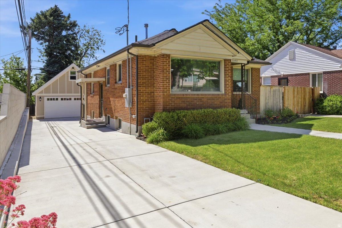 COUNTRY CLUB HEIGHTS - Residential