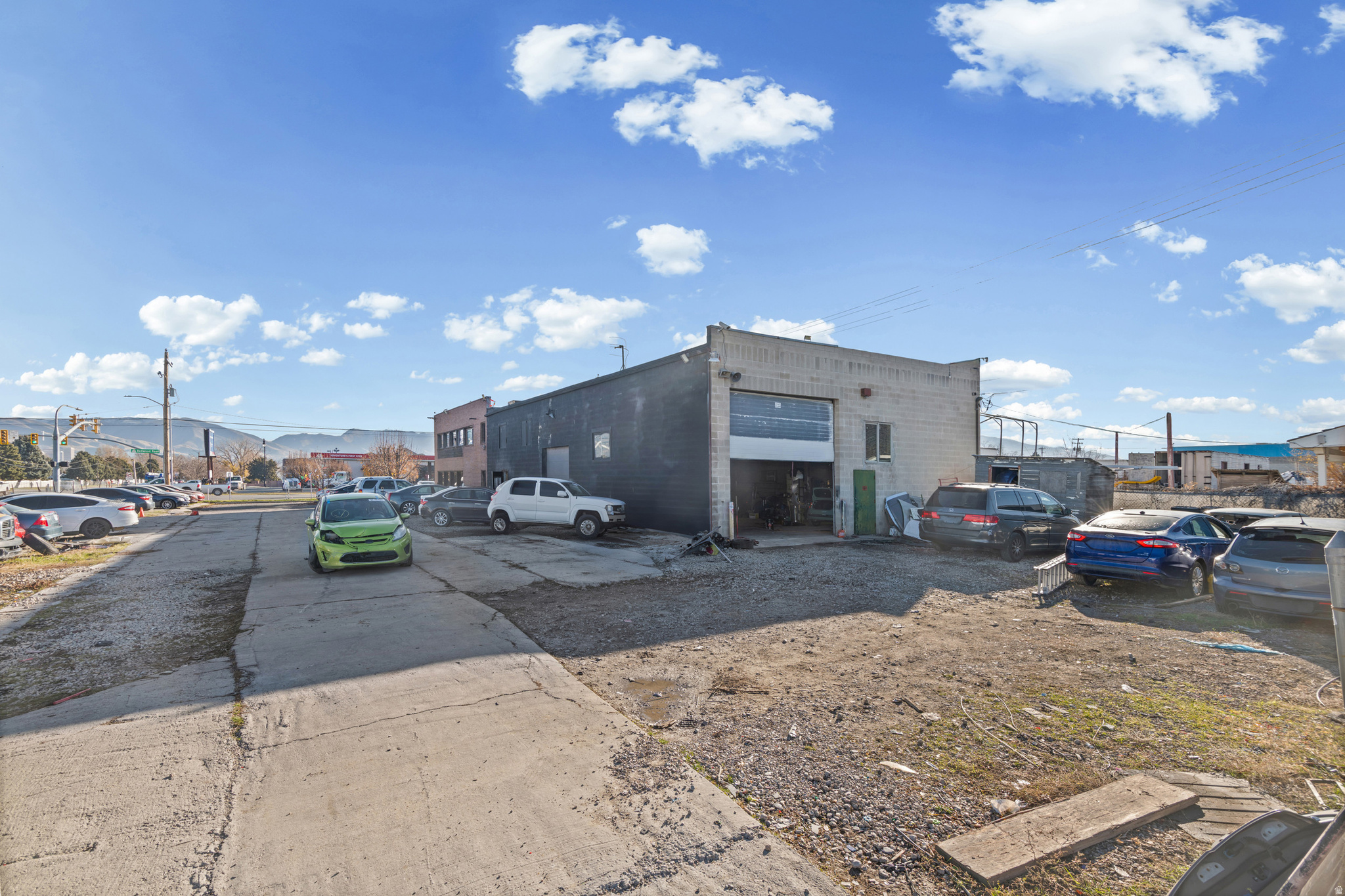 Main image without alt text