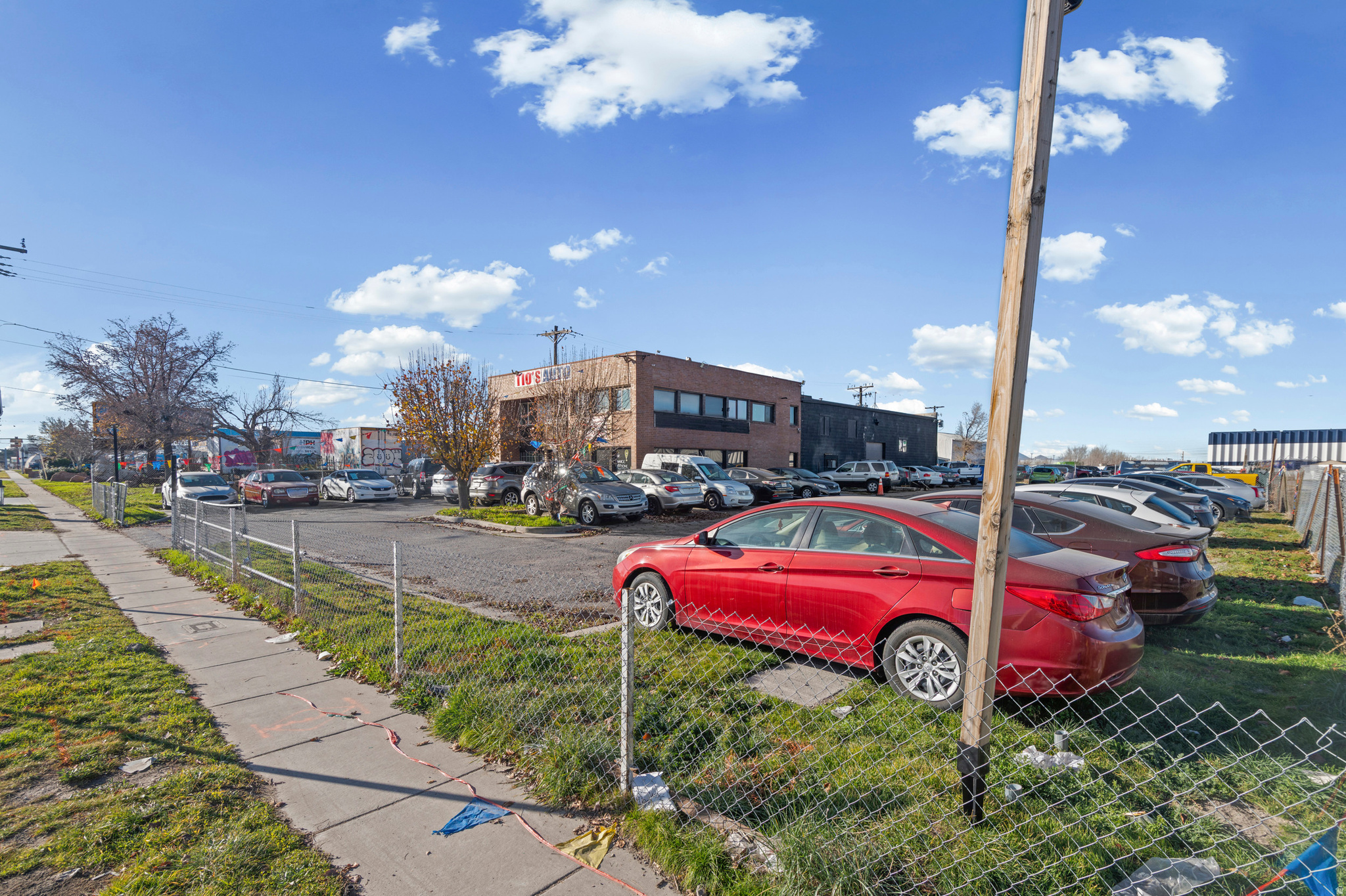 Main image without alt text