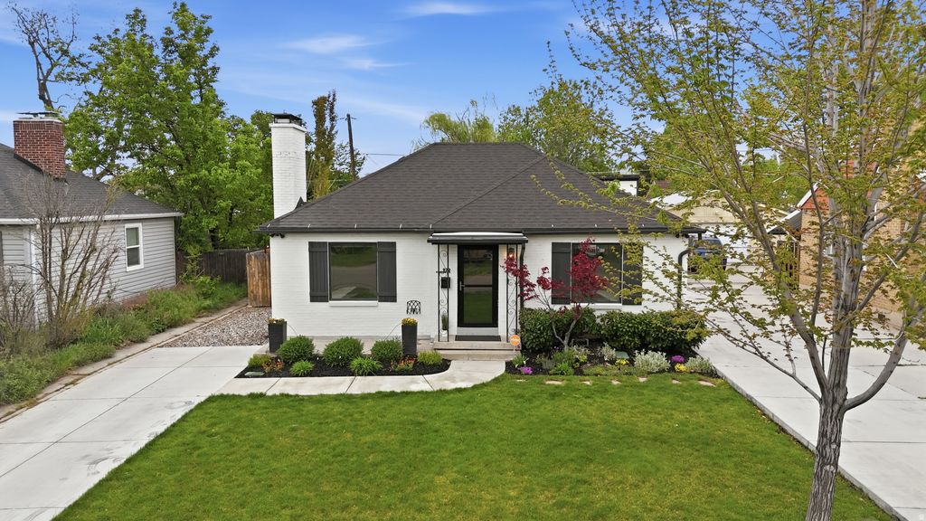 Photo of 979 E LORRAINE AVE, Salt Lake City, UT 84106 (MLS # 2153100)