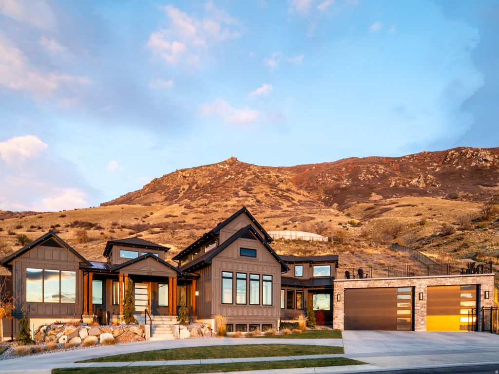 Photo of 202 N FLAG ROCK DR E, Farmington, UT 84025 (MLS # 2124590)