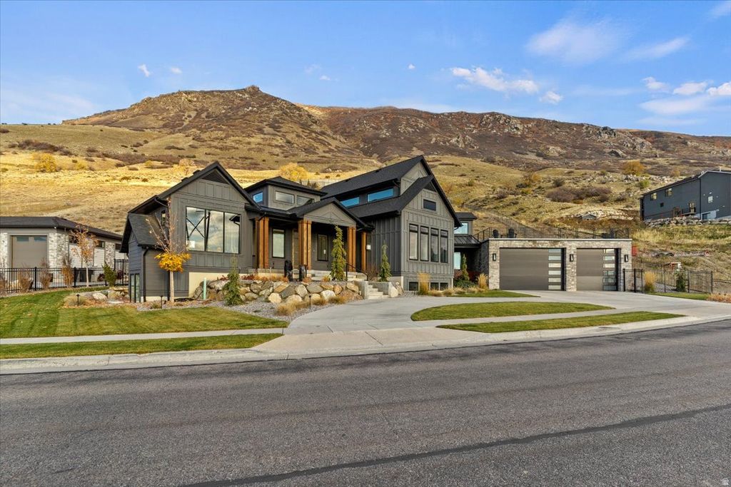 Photo of 202 N FLAG ROCK DR E, Farmington, UT 84025 (MLS # 2124590)