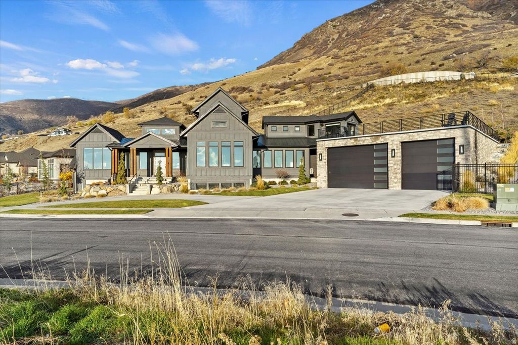 Photo of 202 N FLAG ROCK DR E, Farmington, UT 84025 (MLS # 2124590)