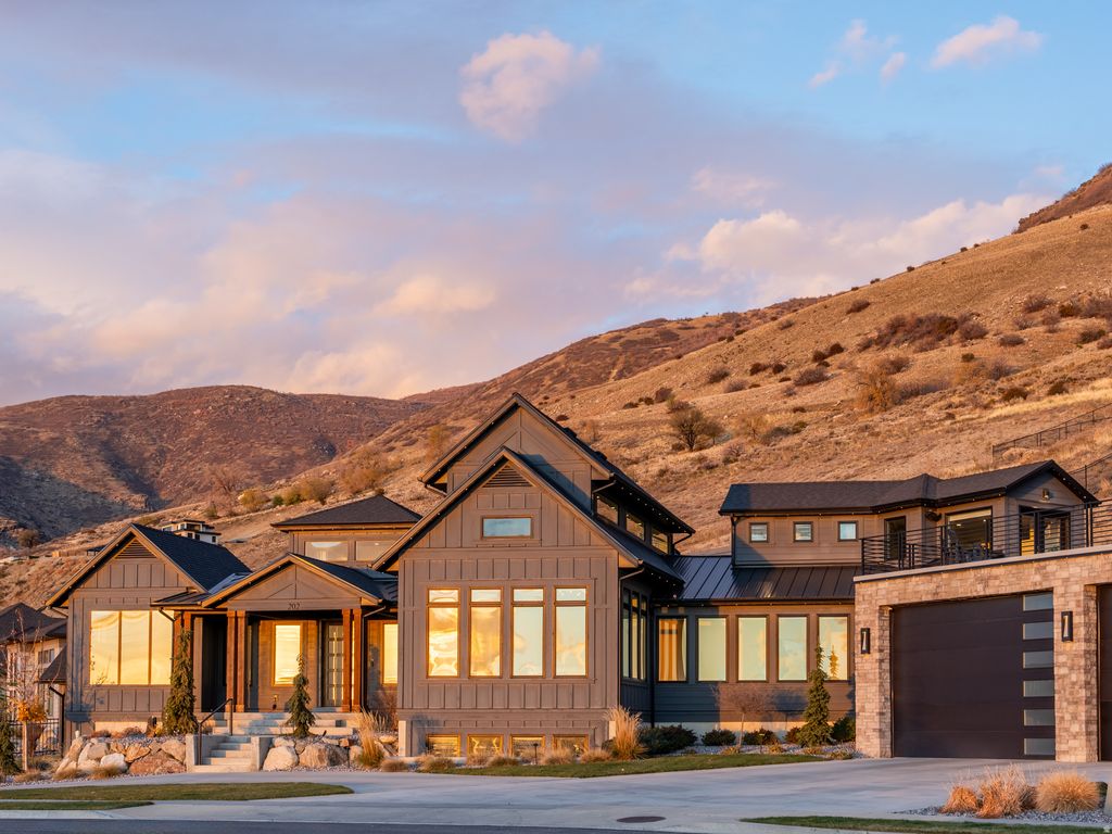 Photo of 202 N FLAG ROCK DR E, Farmington, UT 84025 (MLS # 2124590)