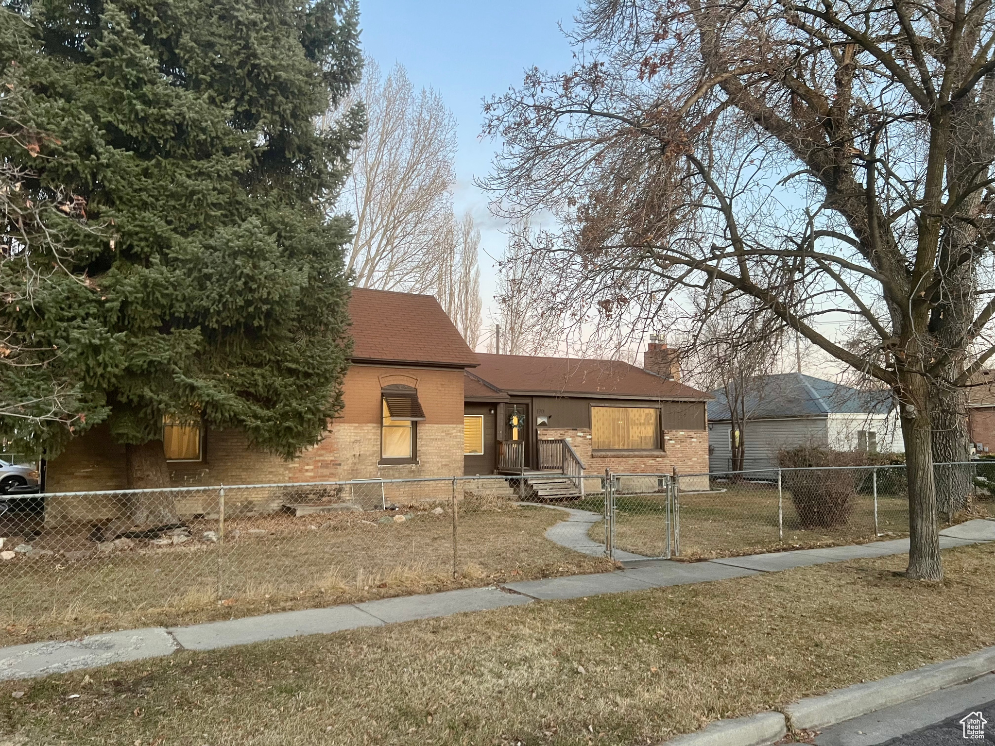 Main image without alt text