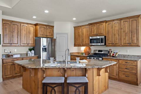 Tiny photo for 927 S IRIS LN W, Mapleton, UT 84664 (MLS # 2180396)