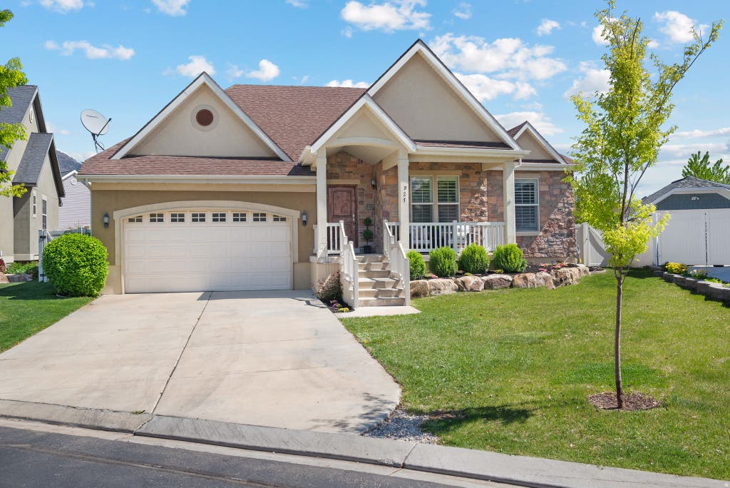Photo of 927 S IRIS LN W, Mapleton, UT 84664 (MLS # 2180396)
