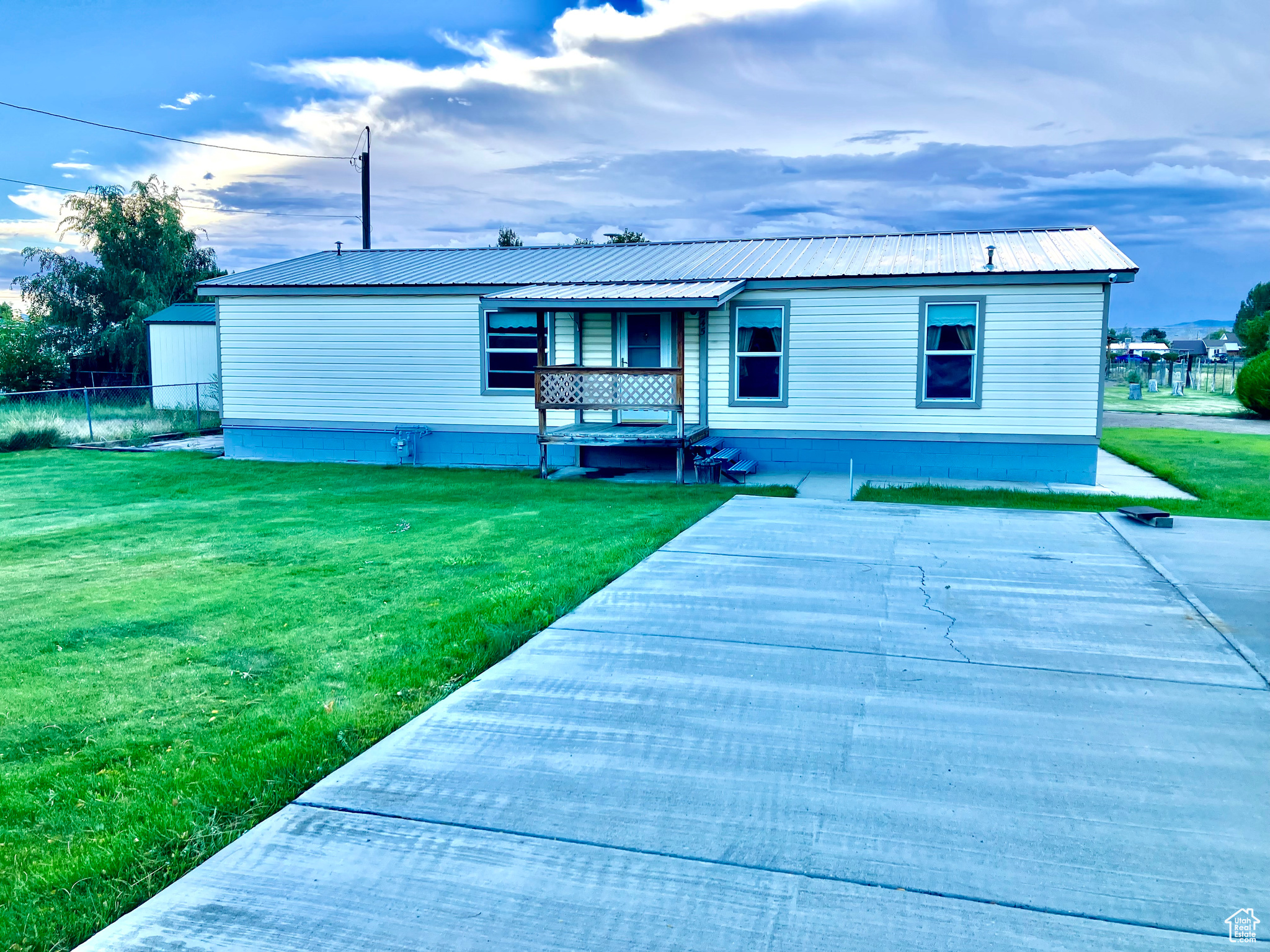 Main image without alt text