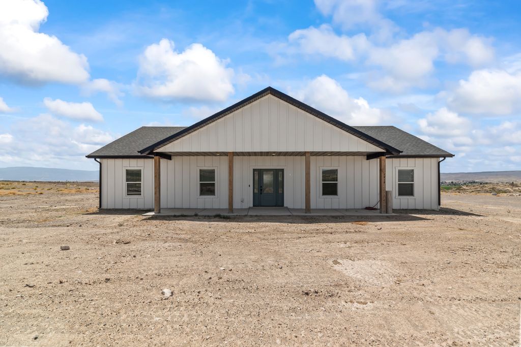 Photo of 1218 E HIGHLINE RD, Loa, UT 84747 (MLS # 2135741)