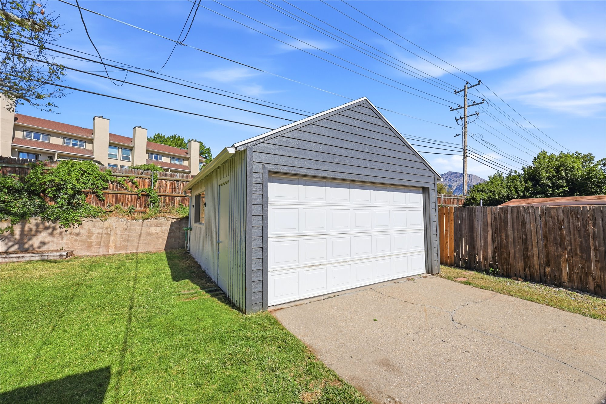 COUNTRY CLUB HTS - Residential