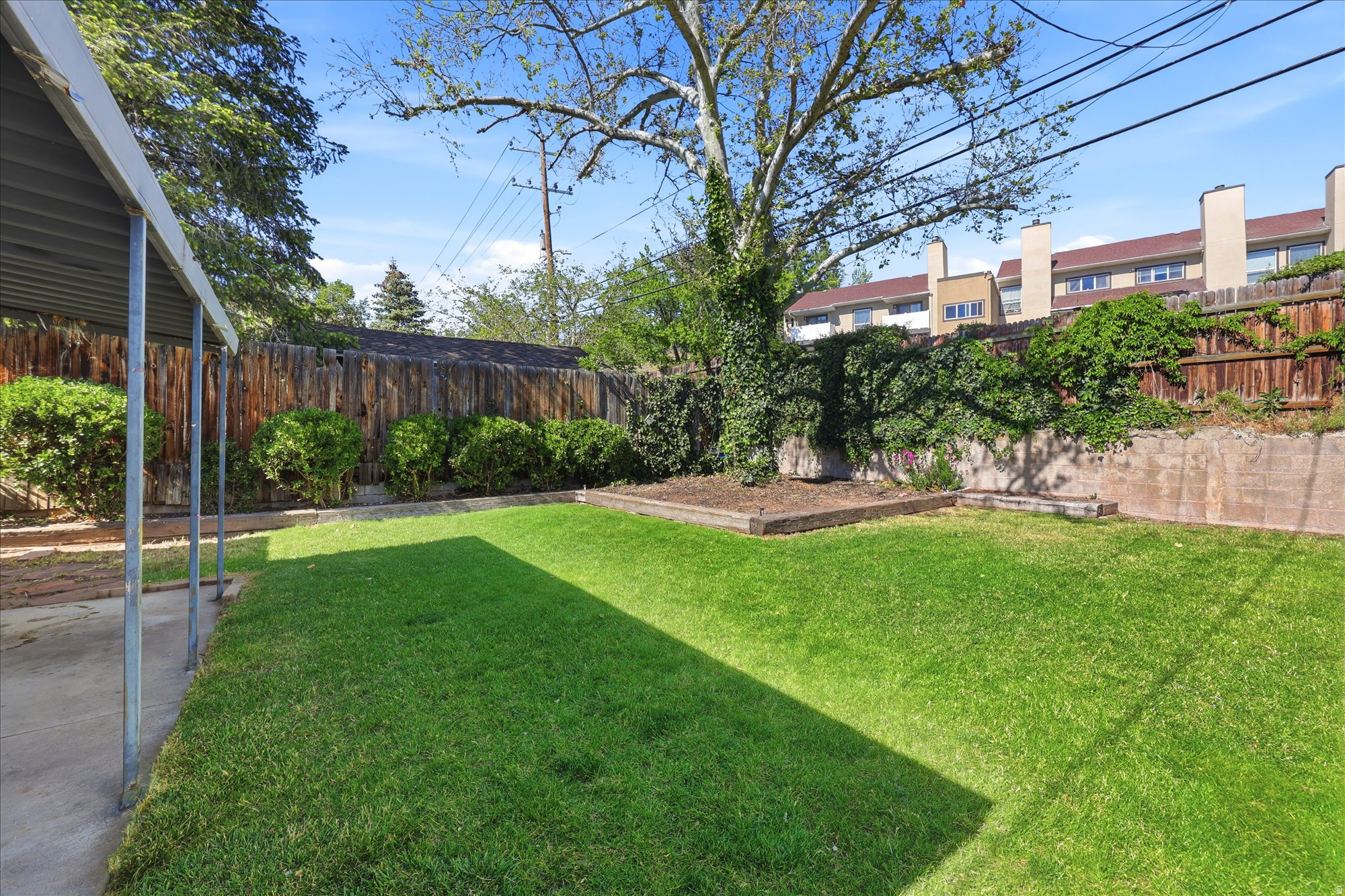 COUNTRY CLUB HTS - Residential