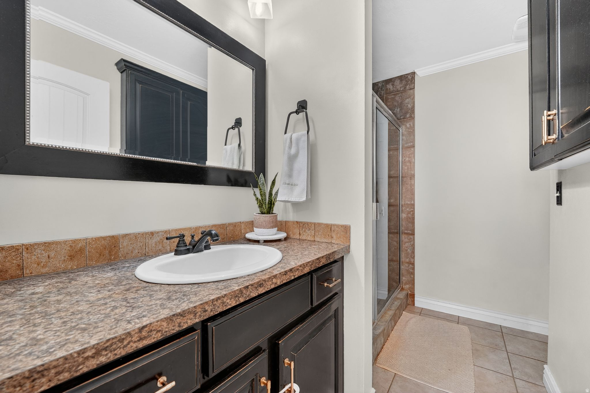 CAVE HOLLOW - Residential