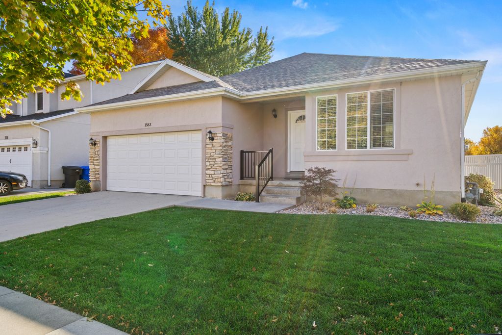 Photo of 1563 OAKRIDGE DR, Farmington, UT 84025 (MLS # 2120231)