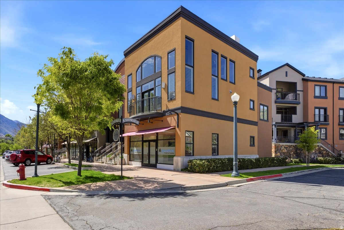 RIVERWOODS - Commercial Sale
