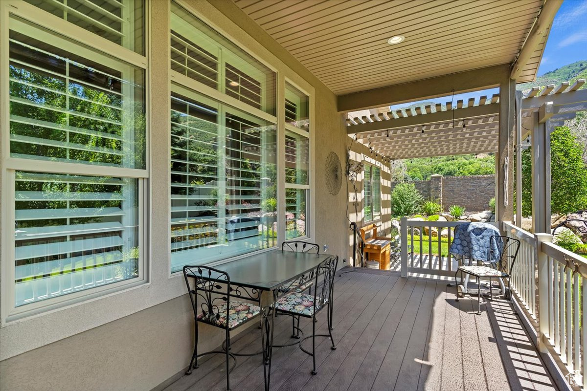SUNRIDGE COURT - Residential