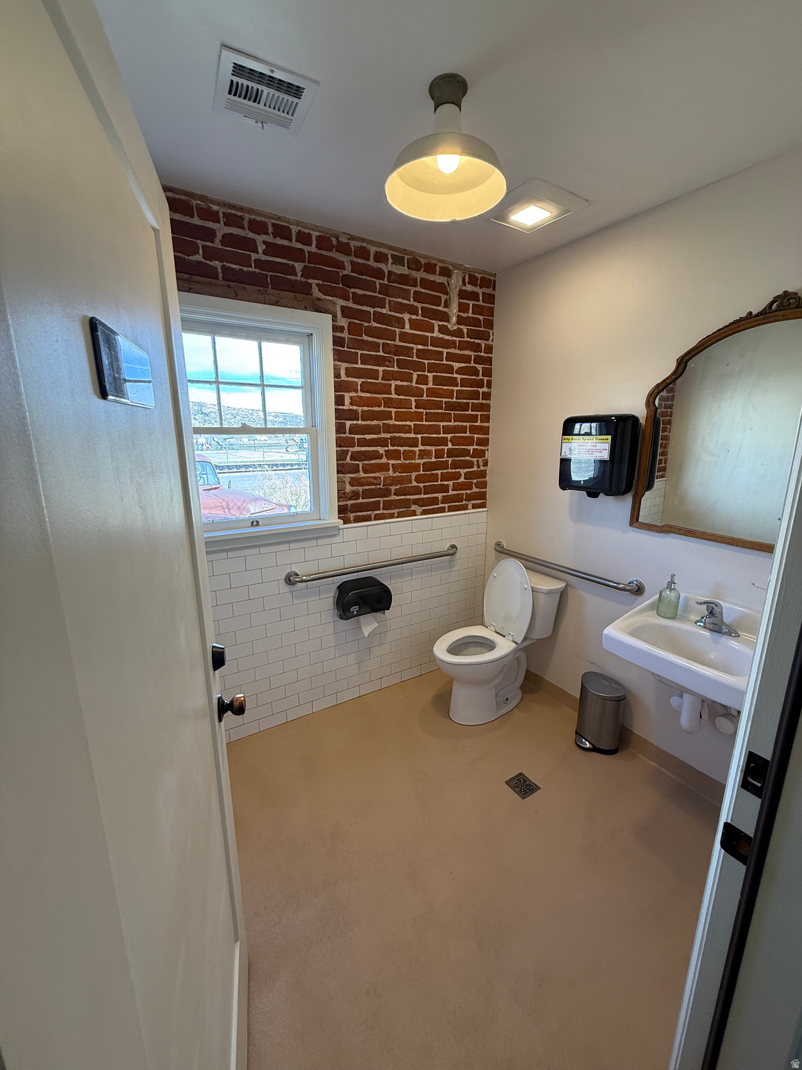 Main image without alt text