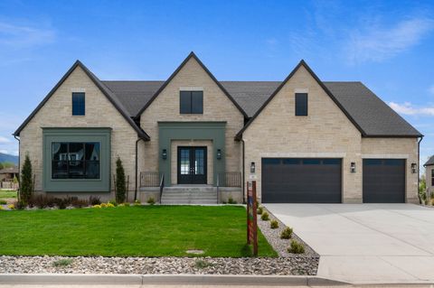 Photo of 461 W SUMMIT LN, Kaysville, UT 84037 (MLS # 2162148)