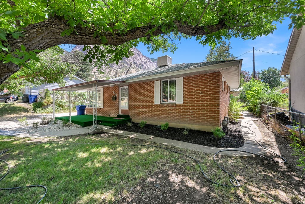 Photo of 216 DONNA AVE, Ogden, UT 84404 (MLS # 2177231)