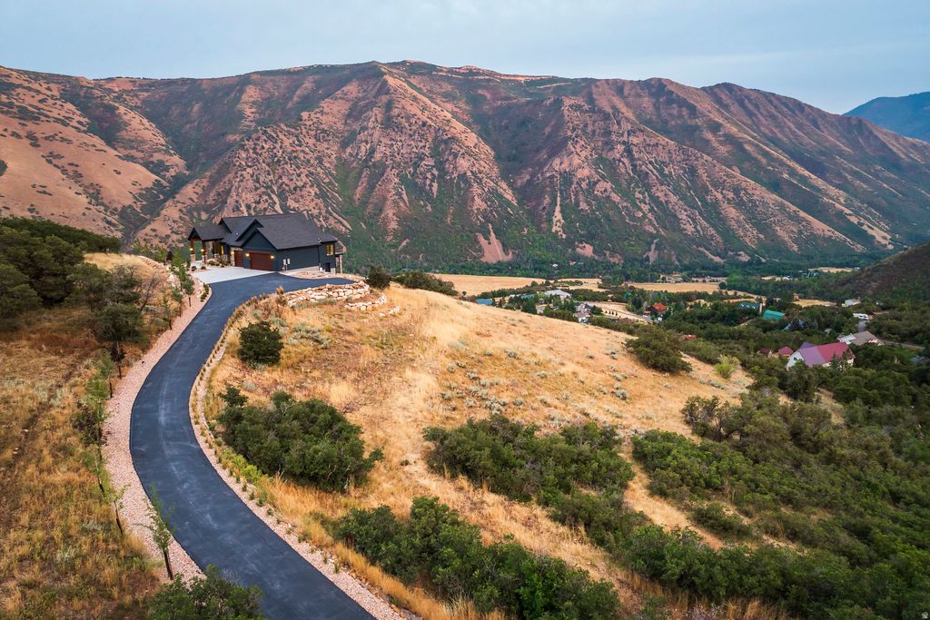 Photo of 1511 S VALLEY VIEW CIR, Springville, UT 84663 (MLS # 2146027)