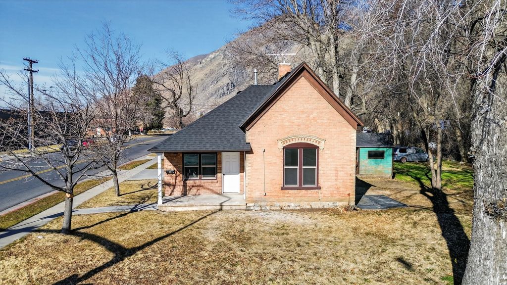 Photo of 805 E 400 S, Springville, UT 84663 (MLS # 2136973)