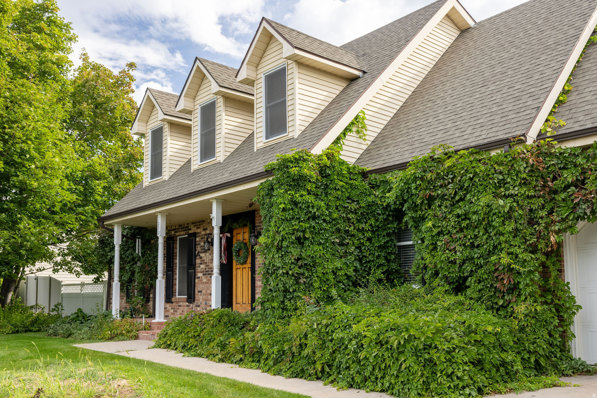 1050 S GRANDVIEW DR E