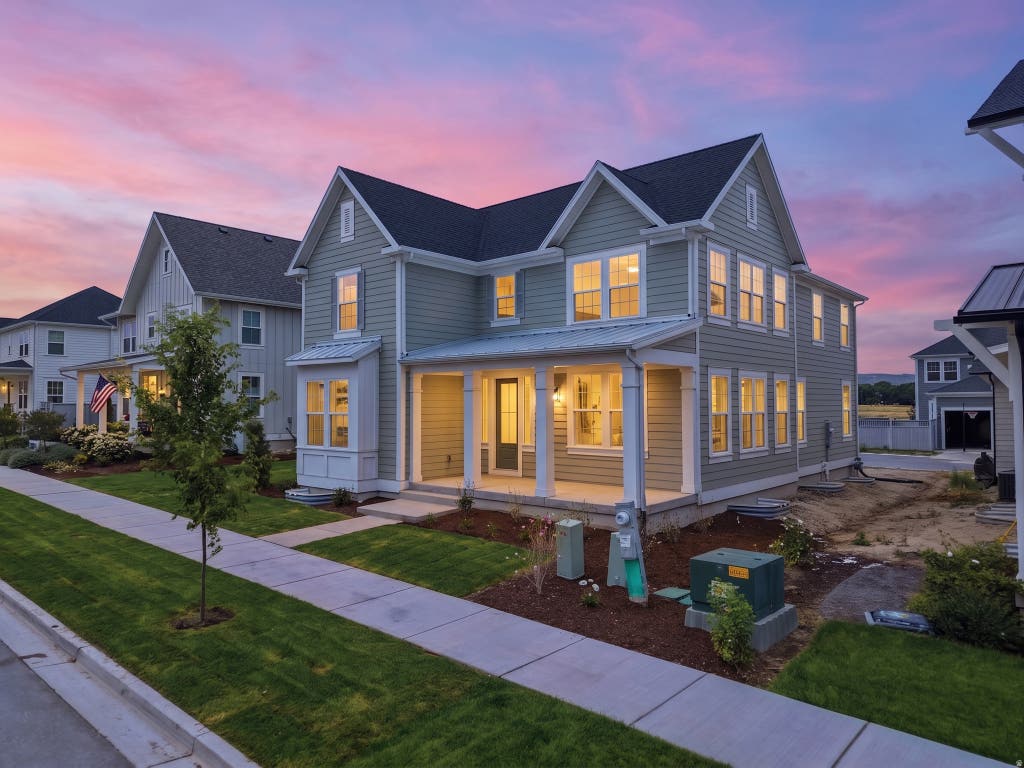 Photo of 854 W CAROLINE DR #211, Saratoga Springs, UT 84045 (MLS # 2179510)