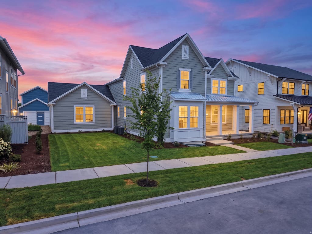 Photo of 854 W CAROLINE DR #211, Saratoga Springs, UT 84045 (MLS # 2179510)