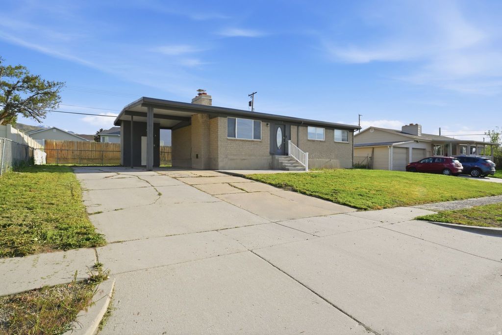 Photo of 698 E OQUIRRH AVE, Tooele, UT 84074 (MLS # 2154488)