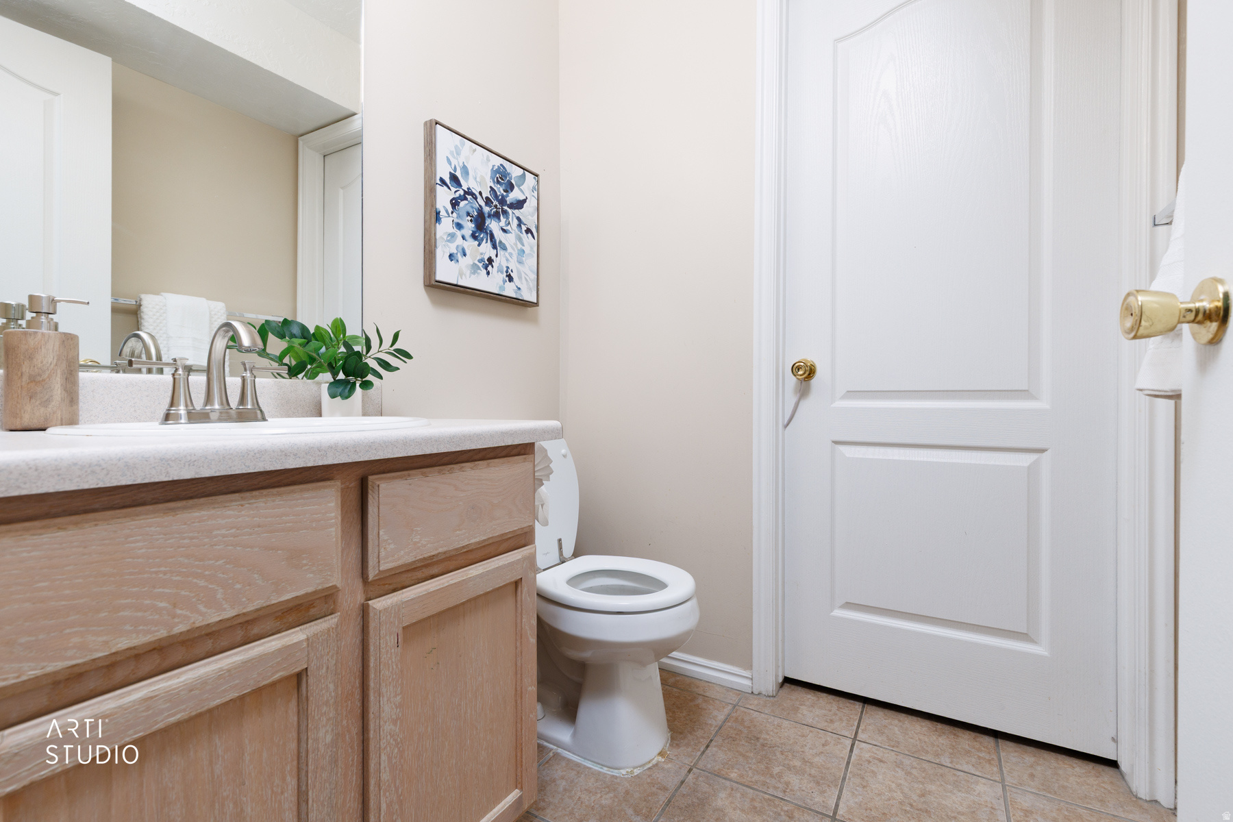 Main image without alt text