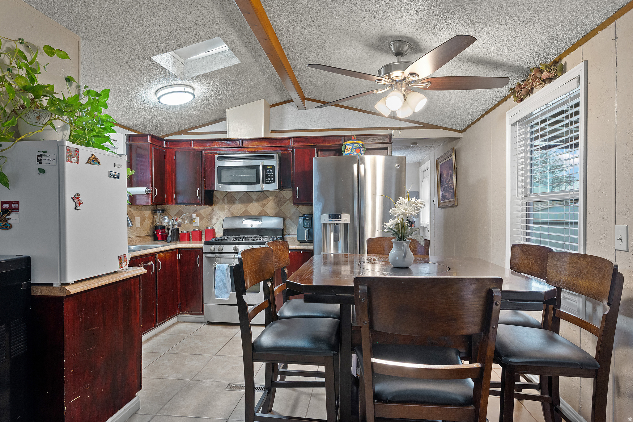 COUNTRY MEADOWS COMMUNITY - Residential