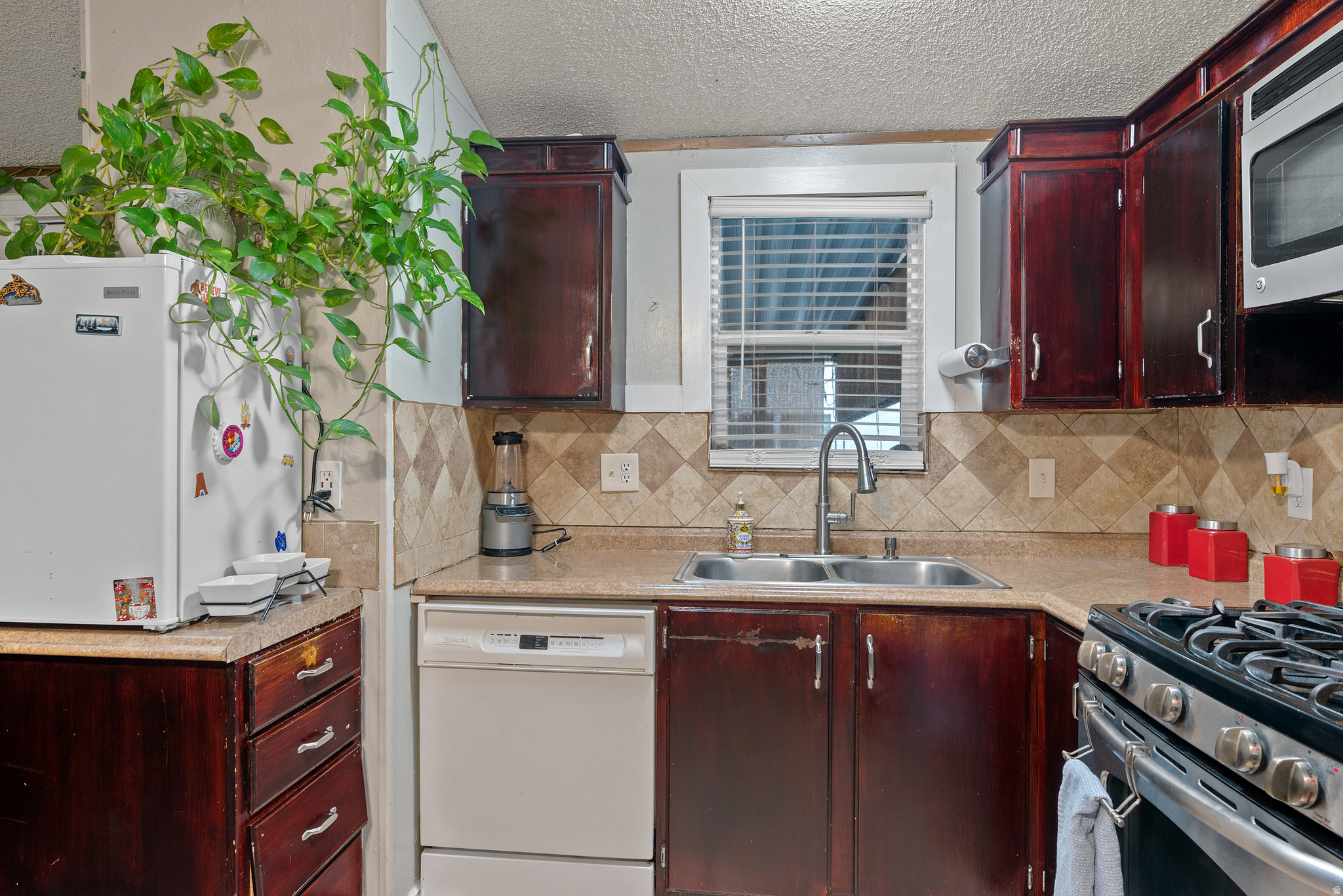 COUNTRY MEADOWS COMMUNITY - Residential