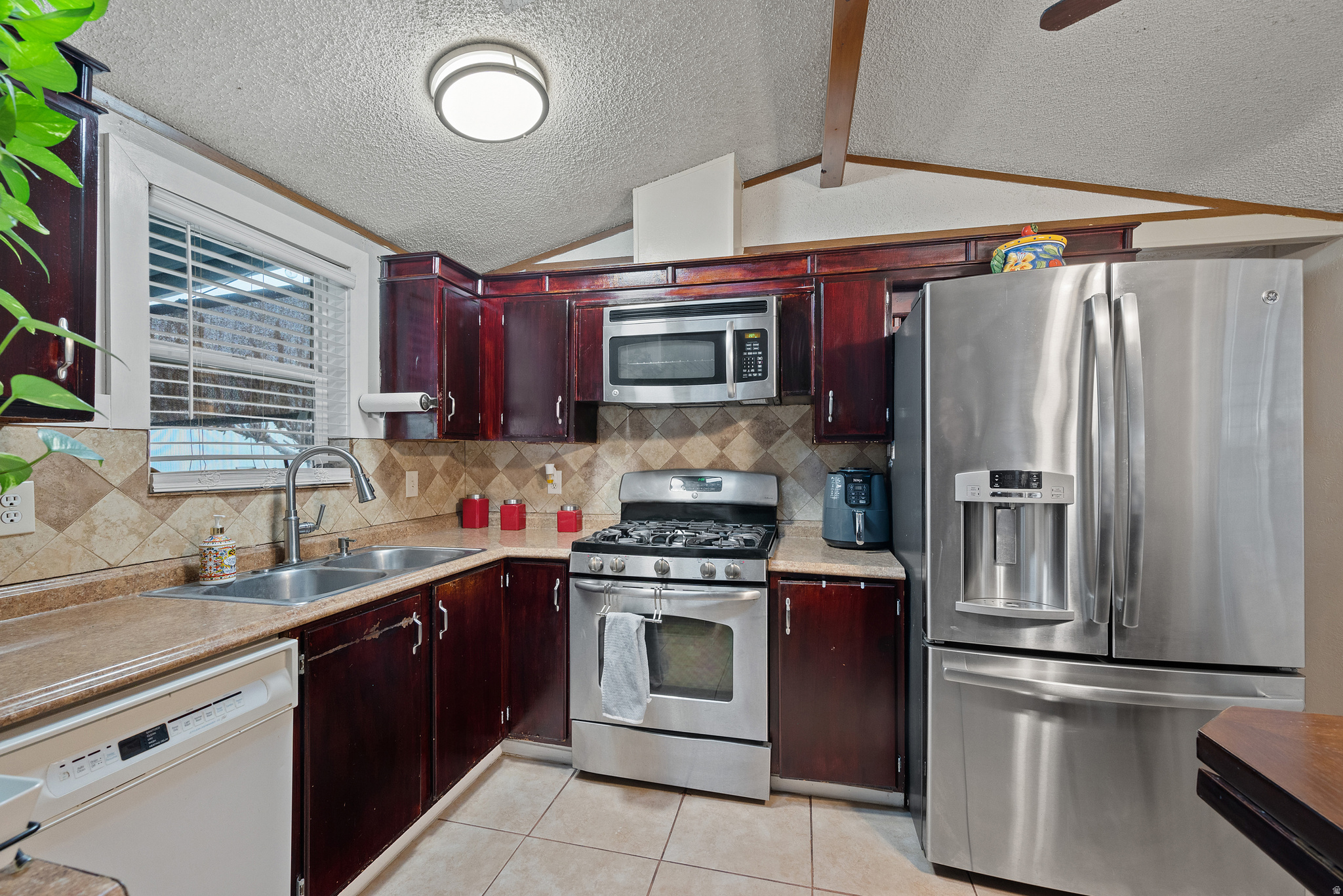 COUNTRY MEADOWS COMMUNITY - Residential