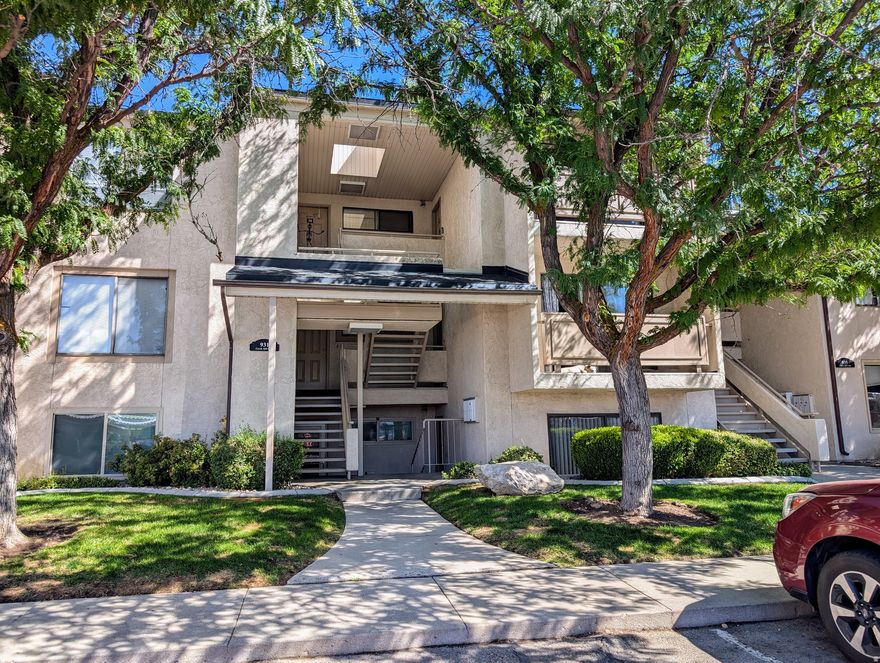Centrally located urban condo walkable to shopping, restaurants, schools, and public transportation including canyon ski service. This 1 bed 1 bath has been updated with granite counters and a slate bathroom surround. Complex boasts a pool with year round spa, tennis and basketball courts, mature trees, and ample parking. Priced well below anything in the complex!