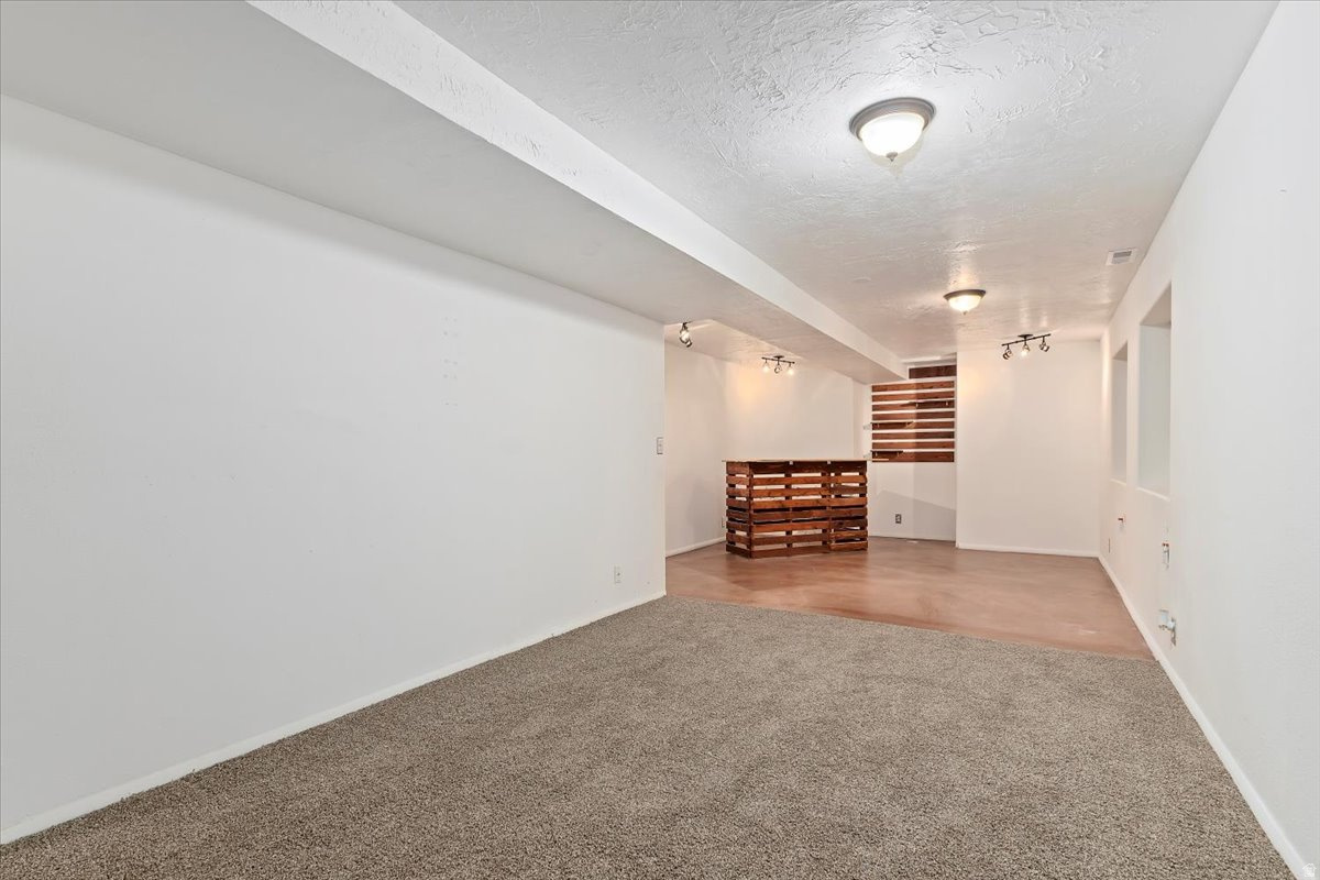 IRON WOOD - Residential