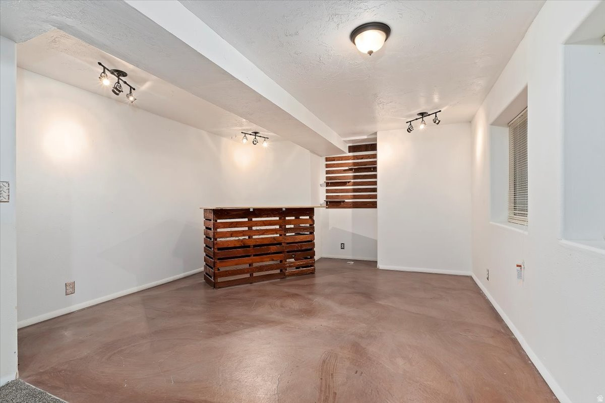 IRON WOOD - Residential