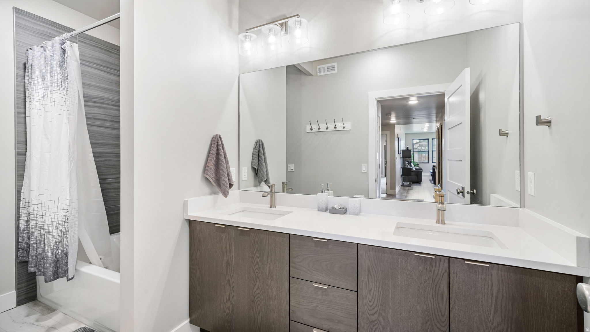 MAYFLOWER LAKESIDE - Residential