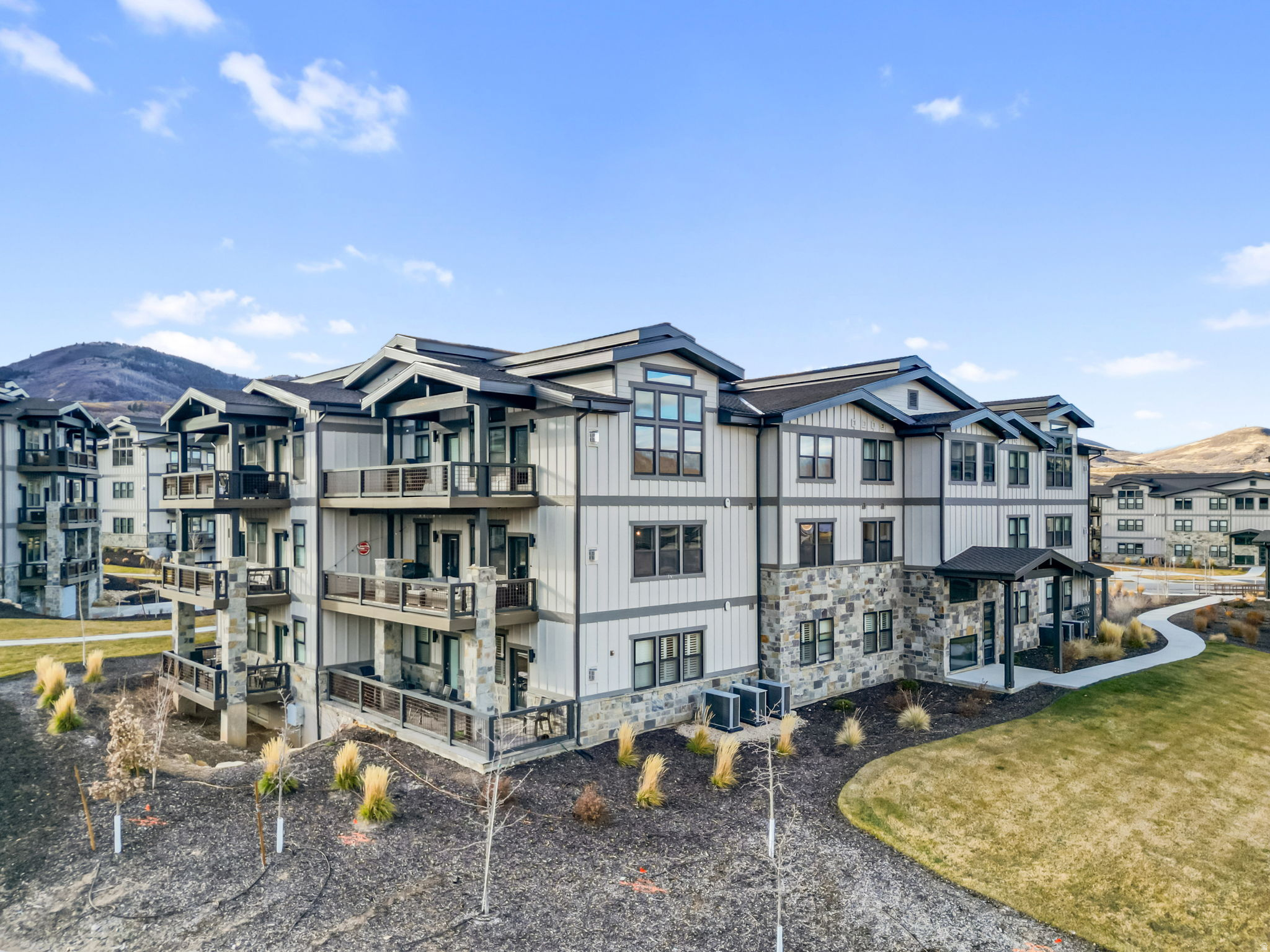 MAYFLOWER LAKESIDE - Residential