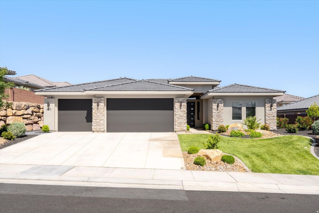 Photo of 460 S BRACCIANO DR, Saint George, UT 84770 (MLS # 2156950)
