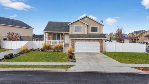 Photo of 538 W NORTHLAKE DR, Lehi, UT 84043 (MLS # 2126760)