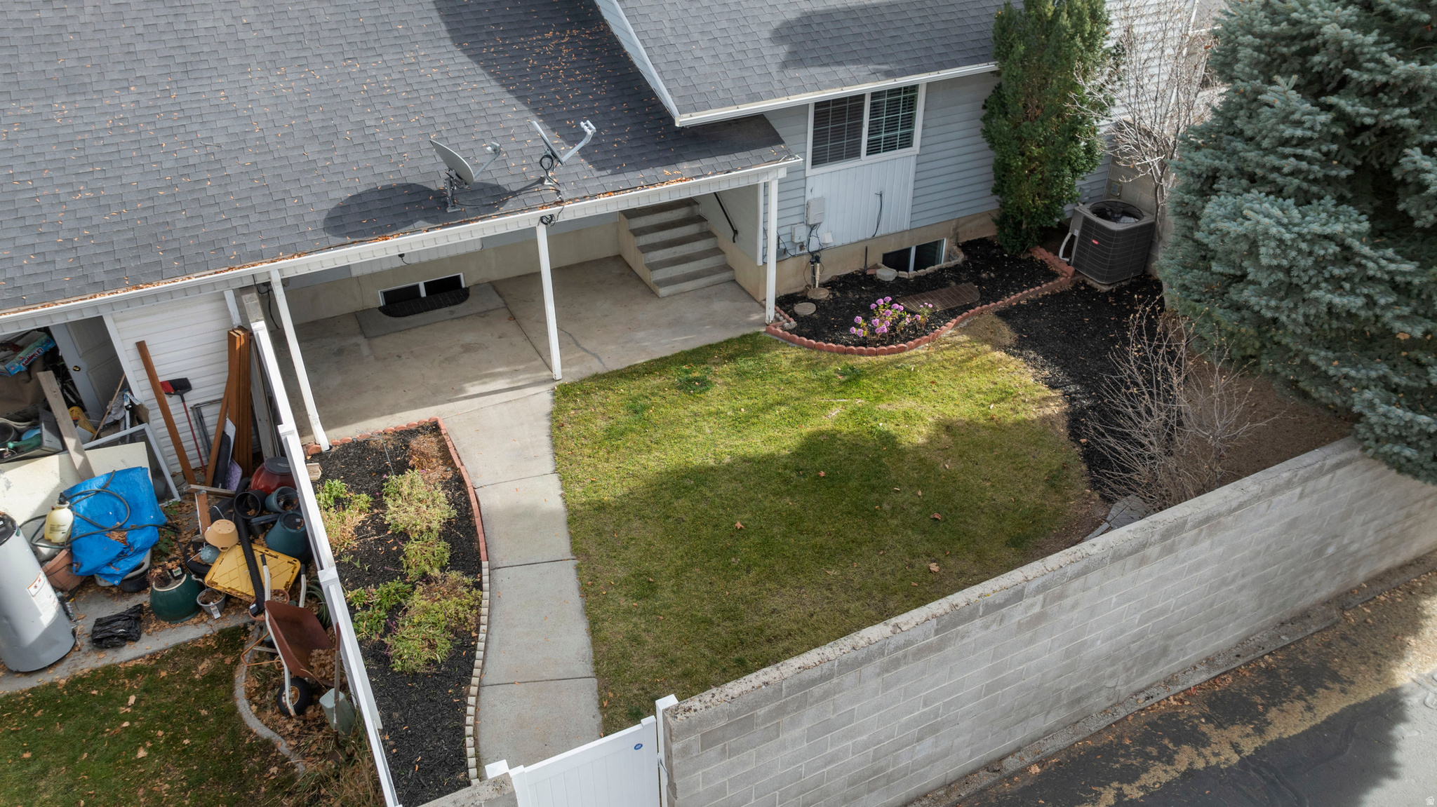 COBBLESTONES CONDOS - Residential