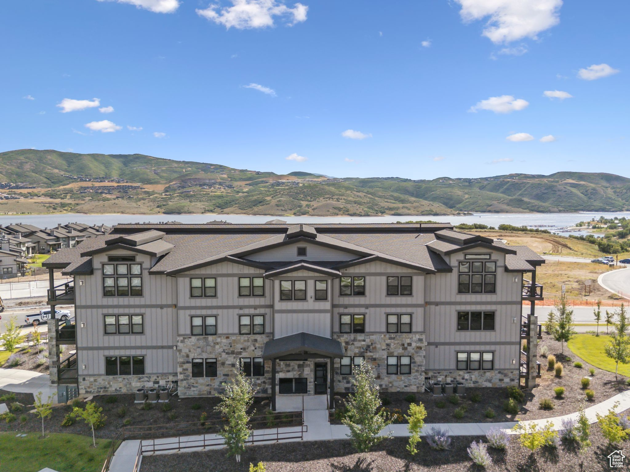 MAYFLOWER LAKESIDE - Residential