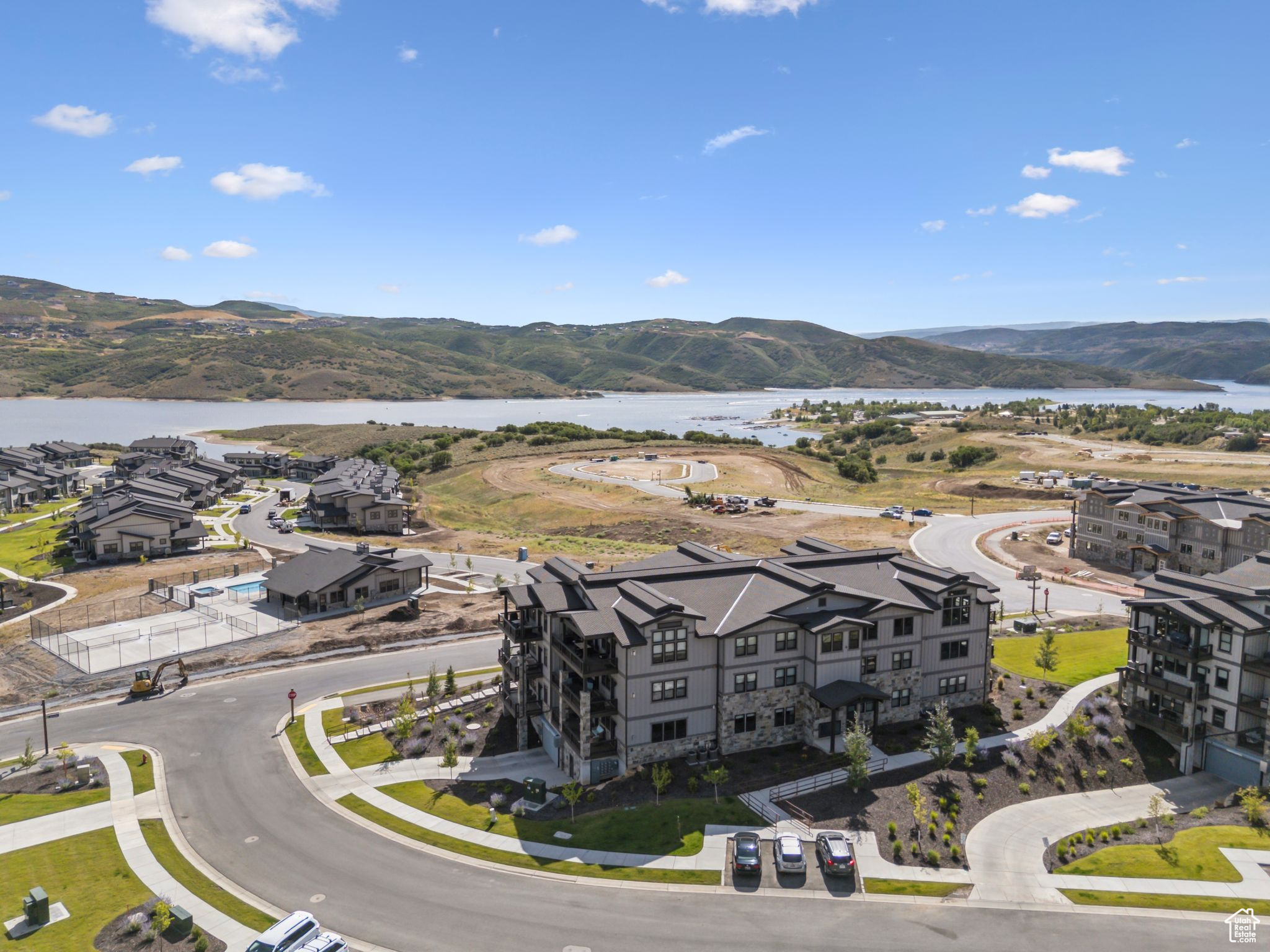 MAYFLOWER LAKESIDE - Residential