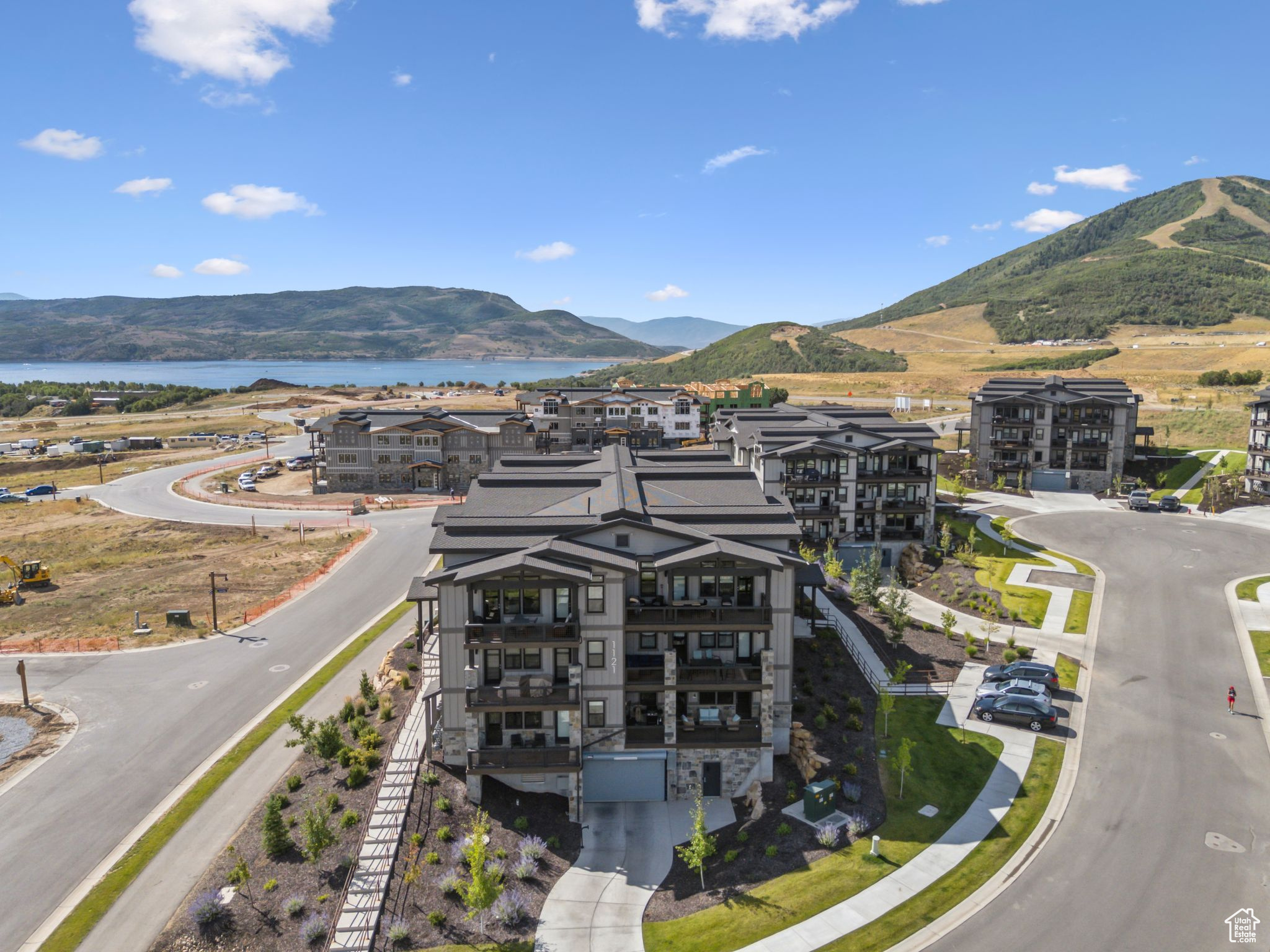 MAYFLOWER LAKESIDE - Residential