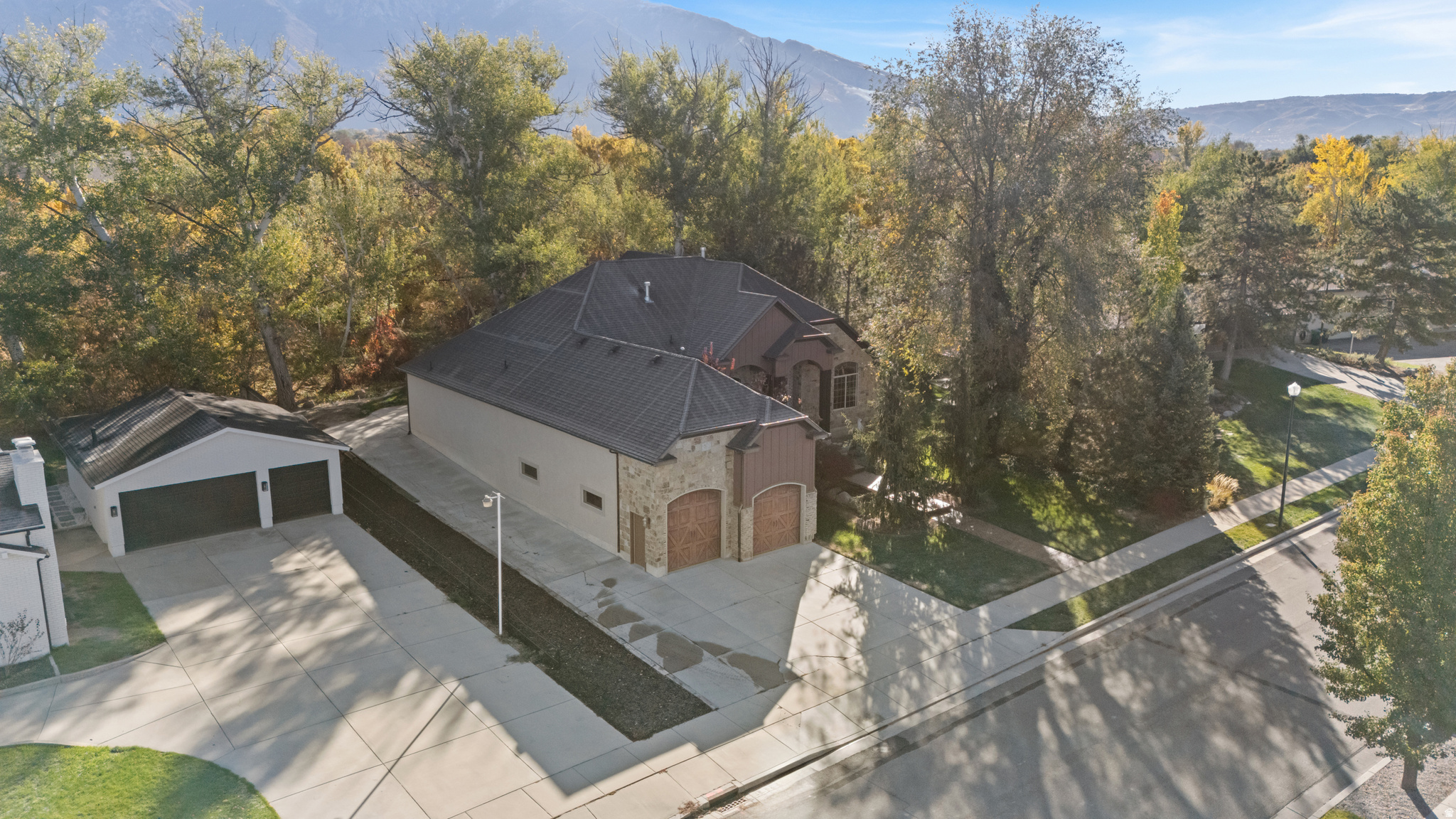 CRESCENT HOLLOW - Residential