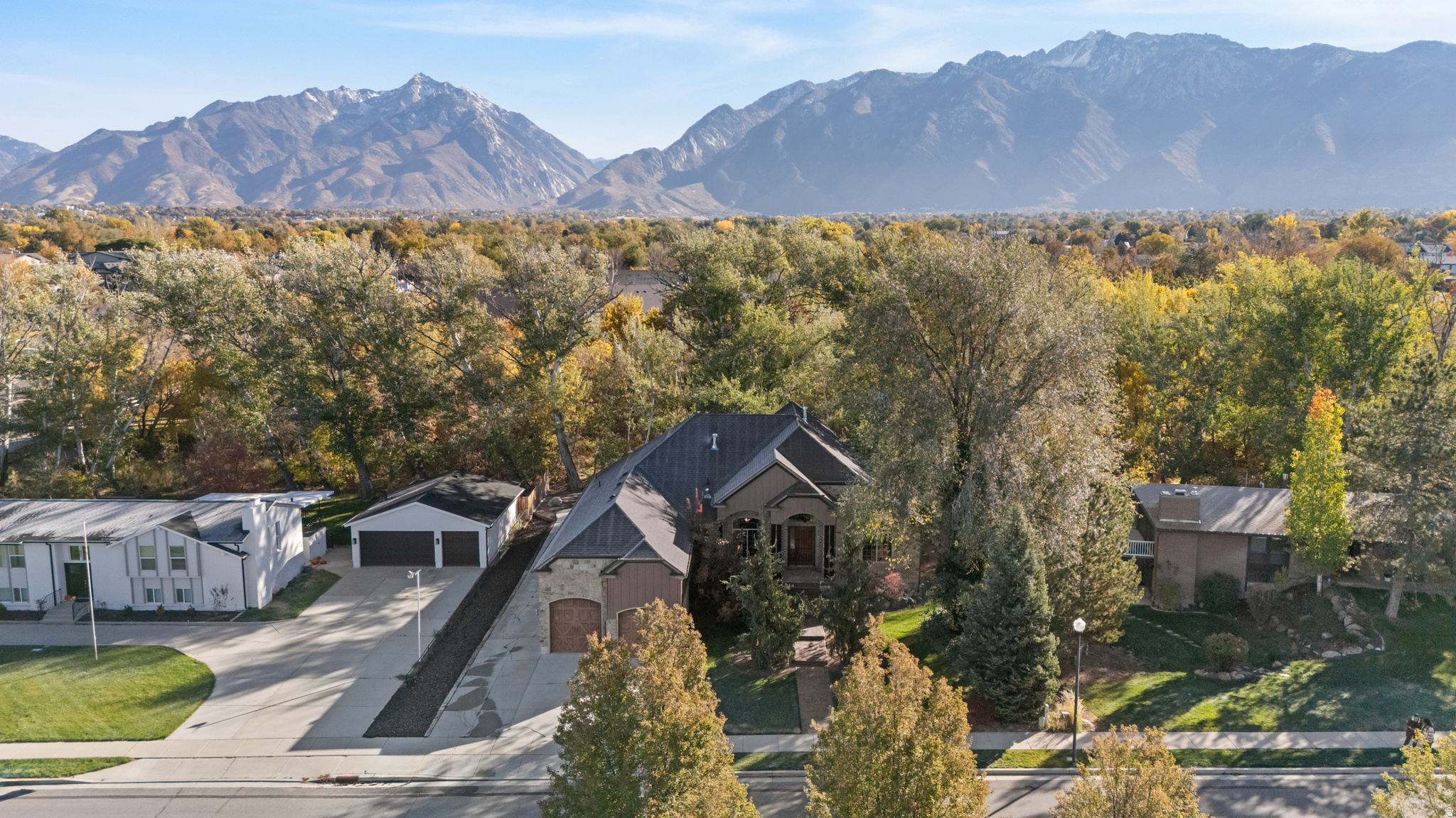 CRESCENT HOLLOW - Residential