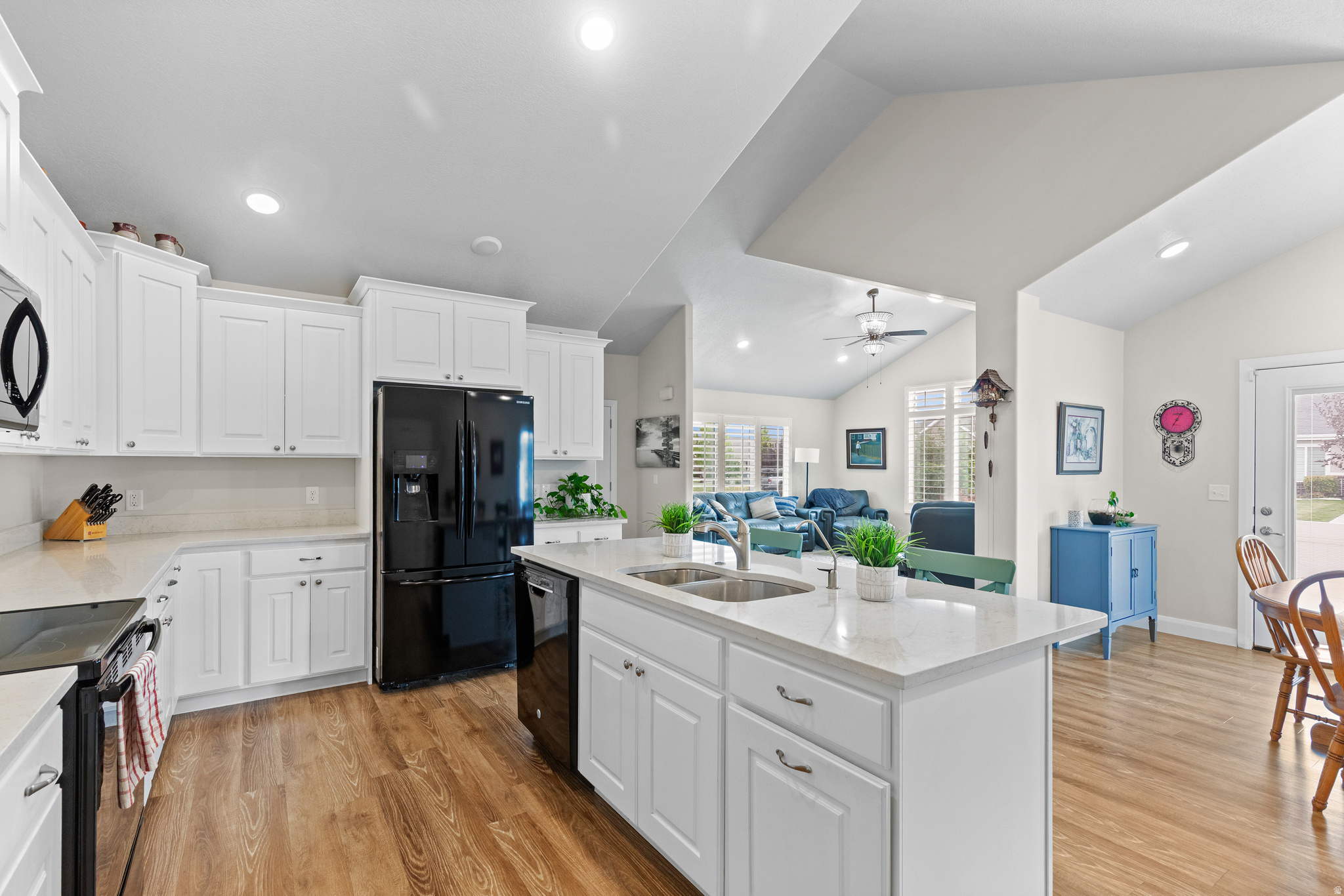 VILLAS PIONEER CROSSING - Residential